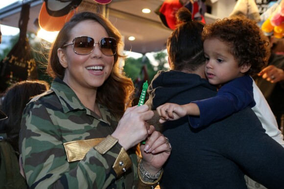 Mariah Carey à la tour Eiffel avec ses enfants Monroe et Moroccan à Paris, le 8 juin 2015. 