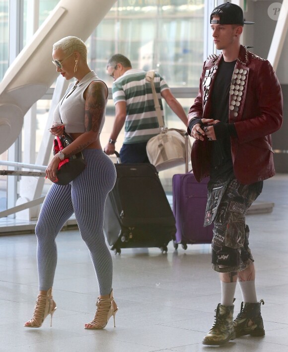 Exclusif - Amber Rose et son nouveau petit ami Machine Gun Kelly arrivent à l'aéroport JFK de New York, le 9 juin 2015.