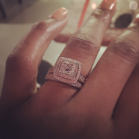 Glory Johnson et sa bague de fiançailles, photo issue du compte Instagram de Glory Johnson, publiée le 18 mars 2015