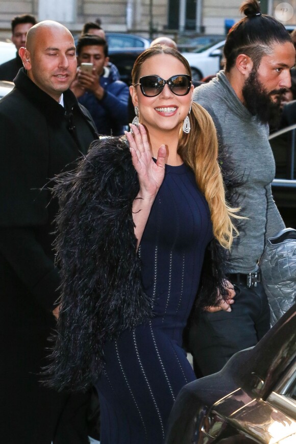Mariah Carey sort de son hôtel le Peninsula pour aller dîner avec Azzedine Alaïa à Paris, le 9 juin 2015.