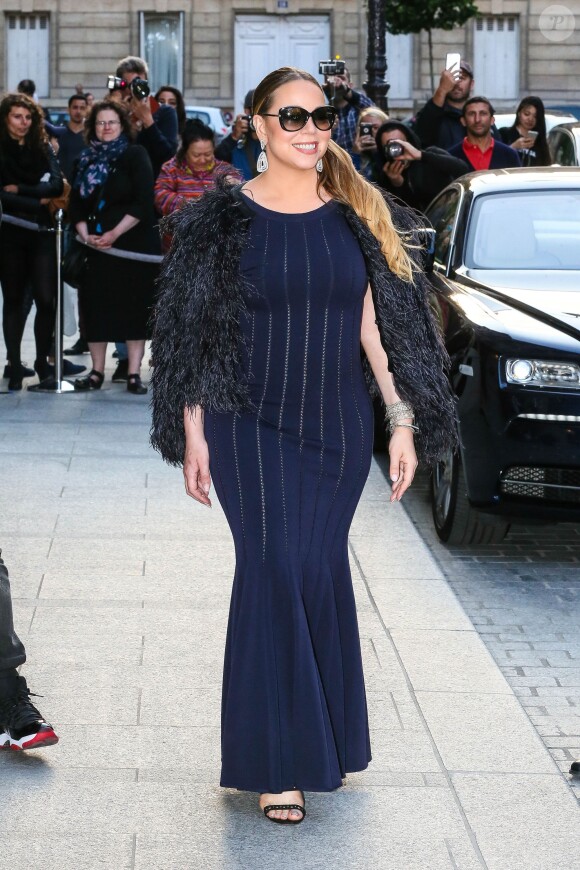 Mariah Carey sort de son hôtel le Peninsula pour aller dîner avec Azzedine Alaïa à Paris, le 9 juin 2015. 