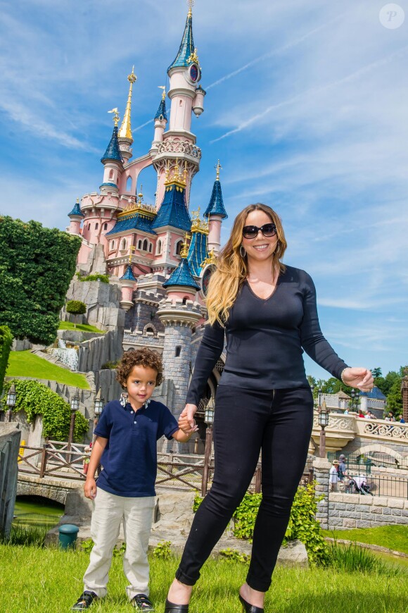 Mariah Carey a Disneyland avec les jumeaux Monroe et Moroccan à Paris, le 7 juin 2015