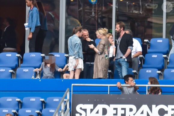Flavie Flament et son compagnon, Calogero en famille avec sa fille Nina lors du concert de Paul McCartney au Stade de France le 11 juin 2015