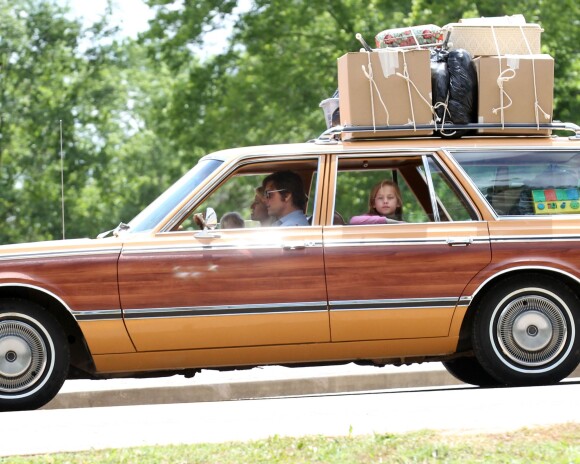 Sarah Wright et Tom Cruise - Tom Cruise conduit une voiture familiale pour les besoins du tournage de "Mena" à Atlanta le 21 mai 2015. 