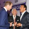 Le prince William et Lionel Richie se rencontrent lors de la soirée des 25 ans de l'association Jewish Care à Londres, au palais Alexandra, le 11 juin 2015. Le chanteur américain a dédié au duc de Cambridge son tube Hello, que la princesse Diana lui avait confié adorer.