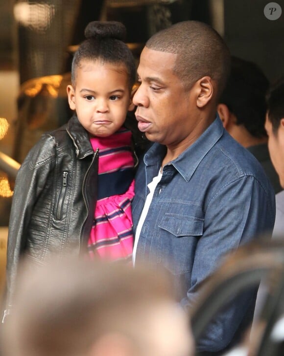 Jay-Z et sa femme Beyoncé font du shopping avec leur fille Blue Ivy à Beverly Hills, le 11 novembre 2014.  