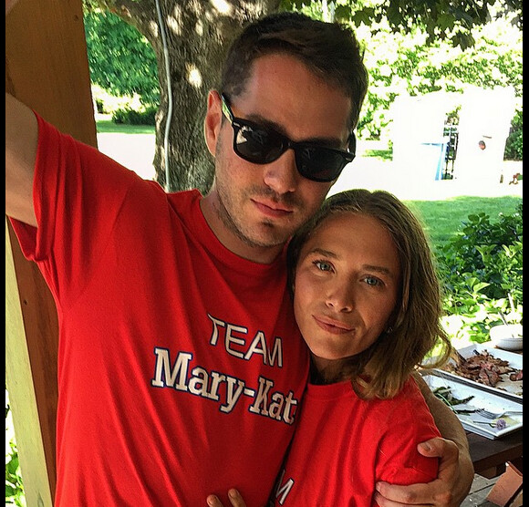 Mary-Kate et un ami dans les Hamptons - Photo postée sur Instagram, le 14 juin 2015.