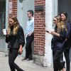 Les soeurs jumelles Mary Kate et Ashley Olsen sortent d'un restaurant dans la quartier de West Village à New York, le 8 mai 2015.  