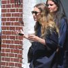 Les soeurs jumelles Mary Kate et Ashley Olsen sortent d'un restaurant dans la quartier de West Village à New York, le 8 mai 2015. 