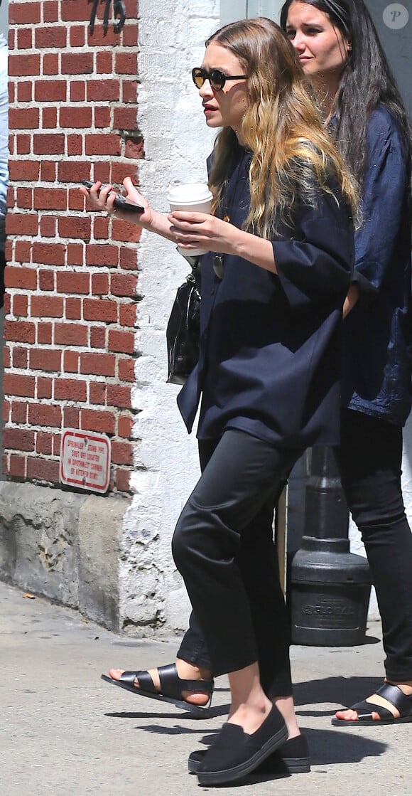 Les soeurs jumelles Mary Kate et Ashley Olsen sortent d'un restaurant dans la quartier de West Village à New York, le 8 mai 2015. 