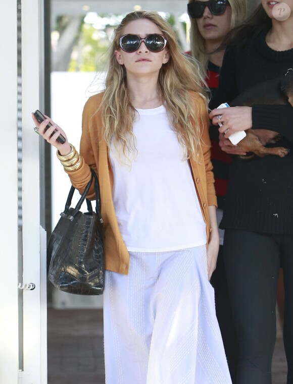Exclusif - Les jumelles Mary-Kate et Ashley Olsen font du shopping à "L'Agence" à West Hollywood, le 5 juin 2014. Ashley est celle qui a les cheveux détachés. 
