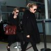 Les jumelles Mary-Kate et Ashley Olsen arrivent a l'aeroport de Los Angeles, le 14 novembre 2013. Ashley est celle qui porte un sac rouge.  