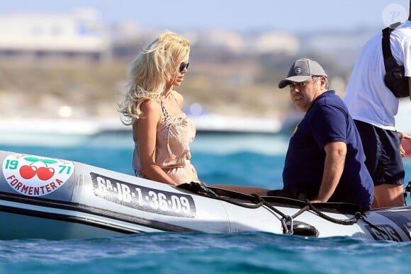 La belle Victoria Silvstedt et son compagnon Maurice Dabbah sont en vacances à Ibiza, le 13 juin 2015.