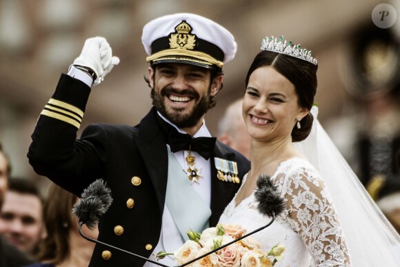 Le prince Carl Philip et sa femme Sofia Hellqvist lors de leur mariage à Stockholm, le 13 juin 2015.