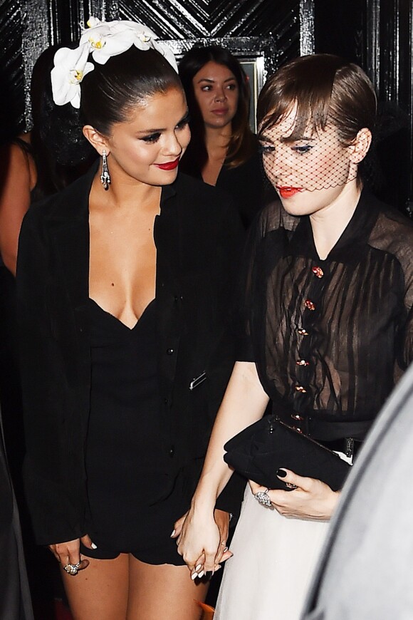 Selena Gomez et Lily Collins à la sortie du Yahoo Style's MET gala after party à New York le 4 mai 2015