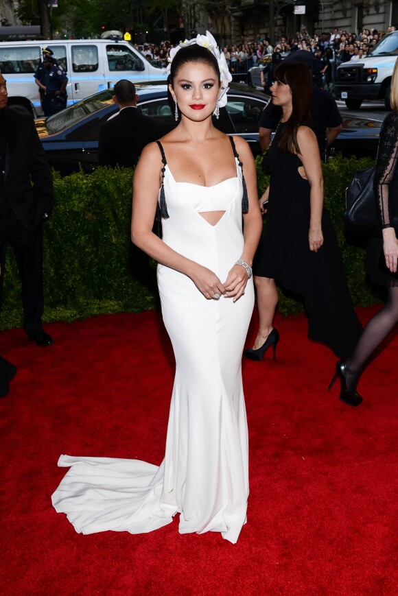 Selena Gomez - Soirée Costume Institute Gala 2015 (Met Ball) au Metropolitan Museum célébrant l'ouverture de Chine: à travers le miroir à New York, le 4 mai 2015. 