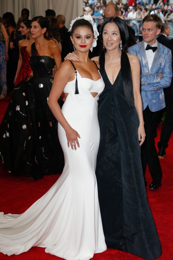 Selena Gomez et Vera Wang - Soirée Costume Institute Gala 2015 (Met Ball) au Metropolitan Museum, célébrant l'ouverture de Chine: à travers le miroir à New York. Le 4 mai 2015.