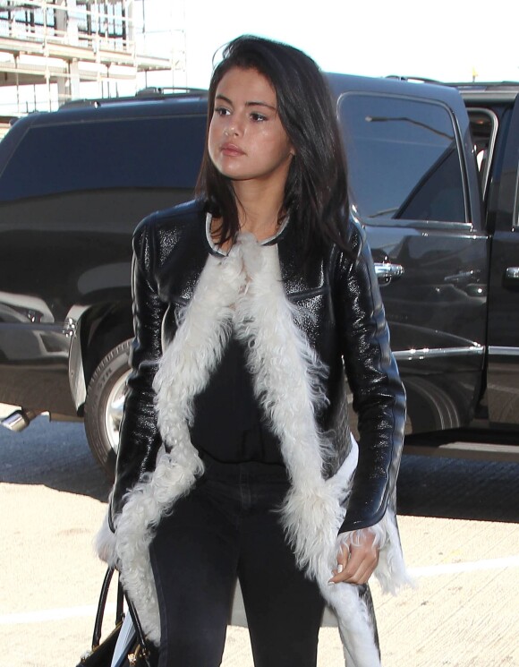 Selena Gomez arrive à l'aéroport de LAX à Los Angeles pour prendre l'avion, le 28 avril 2015 