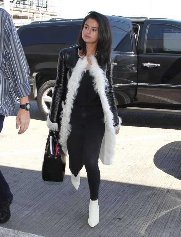 Selena Gomez arrive à l'aéroport de LAX à Los Angeles pour prendre l'avion, le 28 avril 2015
