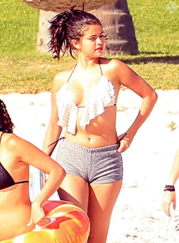 Exclusif - Prix Spécial - No web - No blog - Selena Gomez à la plage lors de ses vacances avec des amis à Mexico, le 18 avril 2015.