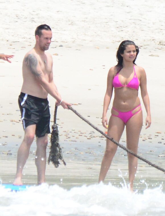 Exclusif - Prix spécial - Selena Gomez profite d'une belle journée ensoleillée avec des amis sur une plage à Puerto Vallarta au Mexique, le 15 avril 2015 1