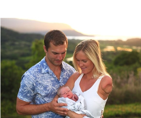 Bethany Hamilton avec son époux Adam Dirks et leur bébé Tobias - photo publiée sur son compte Instagram le 15 juin 2015