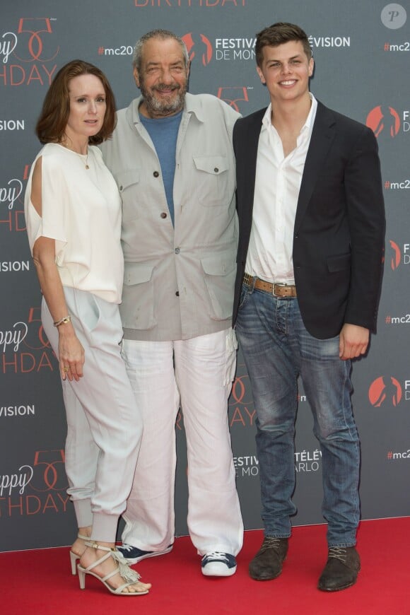 Dick Wolf, sa femme Noelle Lippman et son fils Elliot Wolf - Photocall de la soirée d'anniversaire du 55ème festival de télévision de Monte-Carlo à Monaco. Le 16 juin 2015  