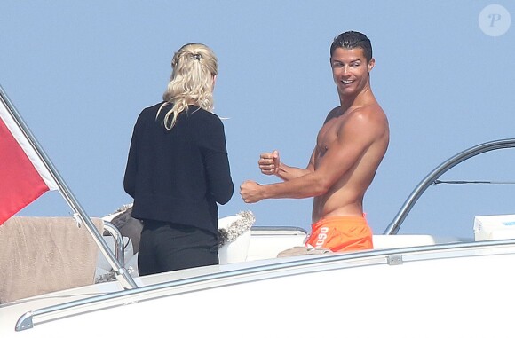 Le footballeur Cristiano Ronaldo avec ses copains sur un yacht à Saint-Jean-Cap-Ferrat au large de Monaco, le 1er juin 2015.
