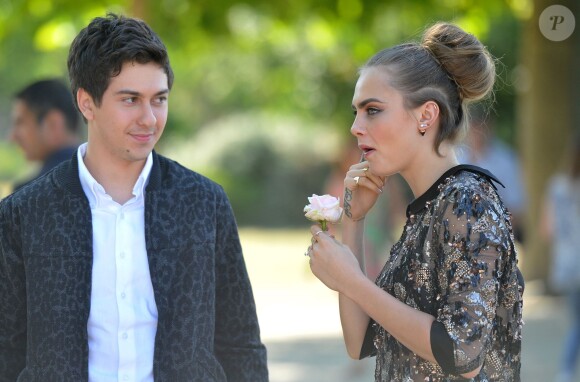 Cara Delevingne, Nat Wolff - Photocall du film "La Face Cachée de Margo" (Paper Towns) au Champ-de-Mars le 17 juin 2015 à Paris.