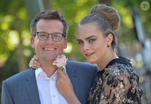 Cara Delevingne et John Green (auteur du roman) - Photocall du film "La Face Cachée de Margo" (Paper Towns) au Champ-de-Mars le 17 juin 2015 à Paris.