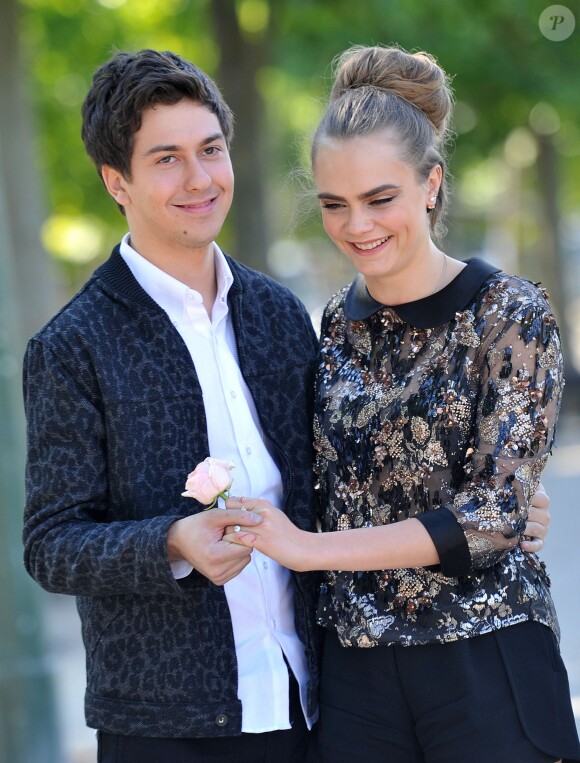 Cara Delevingne, Nat Wolff - Photocall du film "La Face Cachée de Margo" (Paper Towns) au Champ-de-Mars le 17 juin 2015 à Paris.