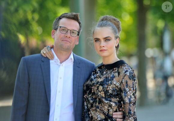 Cara Delevingne et John Green (auteur du roman) - Photocall du film "La Face Cachée de Margo" (Paper Towns) au Champ-de-Mars le 17 juin 2015 à Paris.