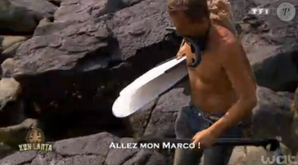 Marc part pêcher, dans Koh-Lanta 2015 (épisode 9) sur TF1, le vendredi 19 juin 2015.