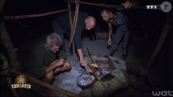 Les aventuriers savourent le calamar pêché par Jeff, dans Koh-Lanta 2015 (épisode 9) sur TF1, le vendredi 19 juin 2015.