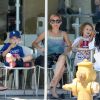 Exclusive - Nicole Richie et ses enfants Harlow et Sparrow, après l'école, s'offrent un moment de gourmandise chez Menchie's Frozen Yogurt, le 19 juin 2015