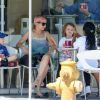 Exclusive - Nicole Richie et ses enfants Harlow et Sparrow, après l'école, s'offrent un moment de gourmandise chez Menchie's Frozen Yogurt, le 19 juin 2015