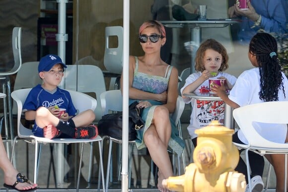 Exclusive - Nicole Richie et ses enfants Harlow et Sparrow chez Menchie's Frozen Yogurt, le 19 juin 2015