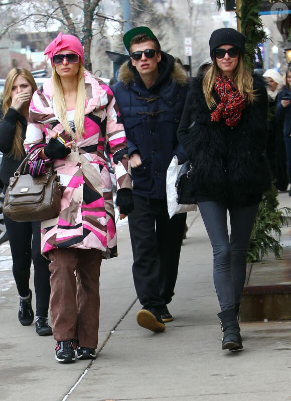 Paris et Nicky Hilton à Aspen en compagnie de leur frère Conrad, le 21 décembre 2011