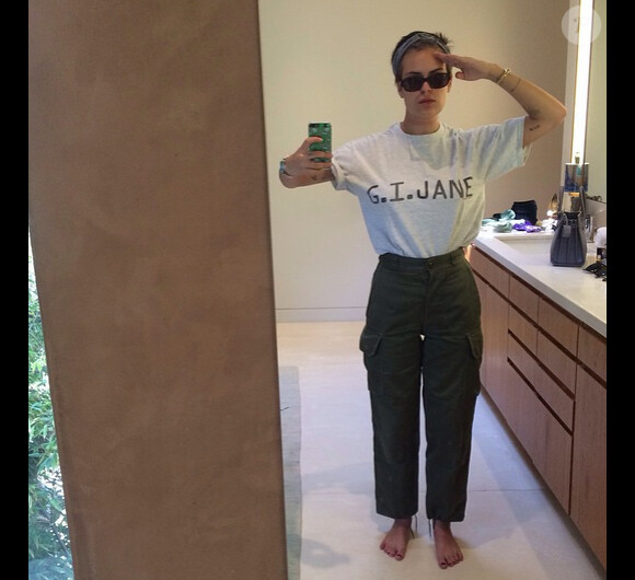 Tallulah Willis veut elle aussi copier le look de sa mère Demi Moore et rend hommage à son look dans le film A Armes Egales, sur Instagram le 31 mai 2015