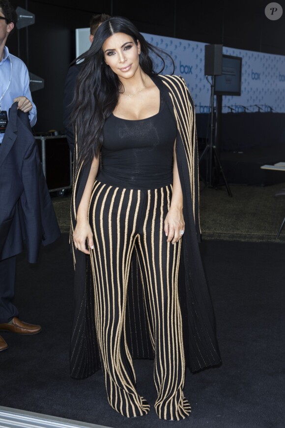 Kim Kardashian, habillée d'une veste et d'un pantalon Balmain (collection automne-hiver 2015), participe à une conférence dans le cadre du festival Cannes Lions. Le 24 juin 2015.