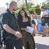Kim Kardashian quitte l'Armani Caffe à Cannes, le 24 juin 2015.