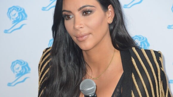 Kim Kardashian, enceinte : Une femme ivre et nue la réveille à Cannes