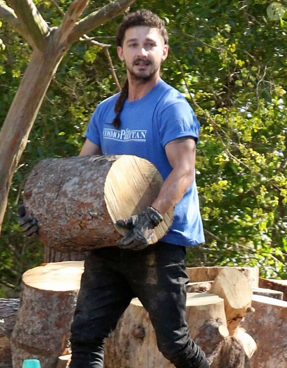 Exclusif - Shia LaBeouf ramasse des troncs d'arbres au TreePeople Park à Studio City, le 27 avril 2015.