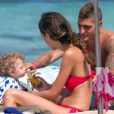 Marco Verratti en vacances à Formentera (Espagne) avec sa belle Laura et leur fils Tommaso le 24 juin 2015.