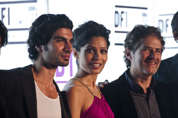 Akin Gazi, Freida Pinto et James Horner à Doha le 25 octobre 2011. 