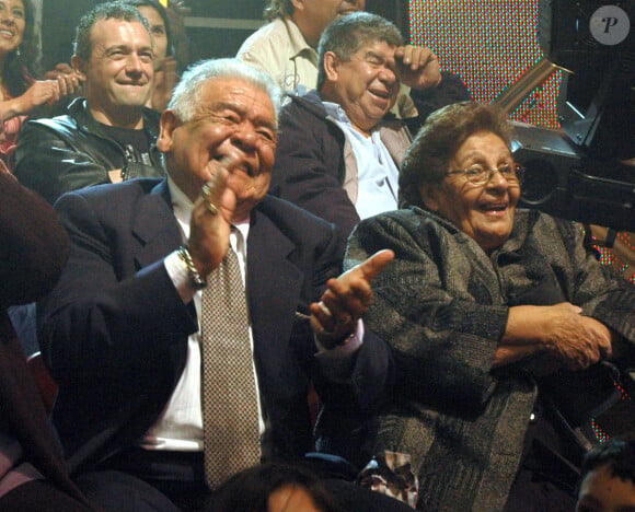 Les parents de Maradona, Don Diego et Doña Tota lors du show de leur fils La Noche del Diez à Bueno Aires, le 22 août 2005