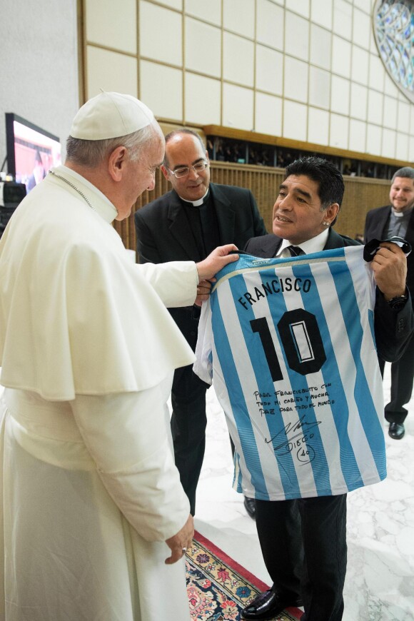 Le pape François reçoit un maillot de l'équipe d'Argentine floqué du nom de Maradona et de son célèbre numéro 10 des mains d'El Pibe de Oro, au Vatican le 1er septembre 2014