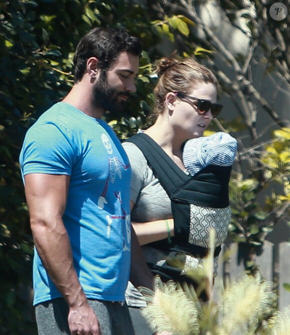 L'actrice Emily Deschanel se promène avec son bébé de 16 jours dans les rues de Santa Monica avec des amis. Le 25 juin 2015  