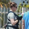 Emily Deschanel se promène avec son bébé de 16 jours dans les rues de Santa Monica avec des amis. Le 25 juin 2015  