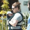 Emily Deschanel se promène avec son bébé de 16 jours dans les rues de Santa Monica avec des amis. Le 25 juin 2015  